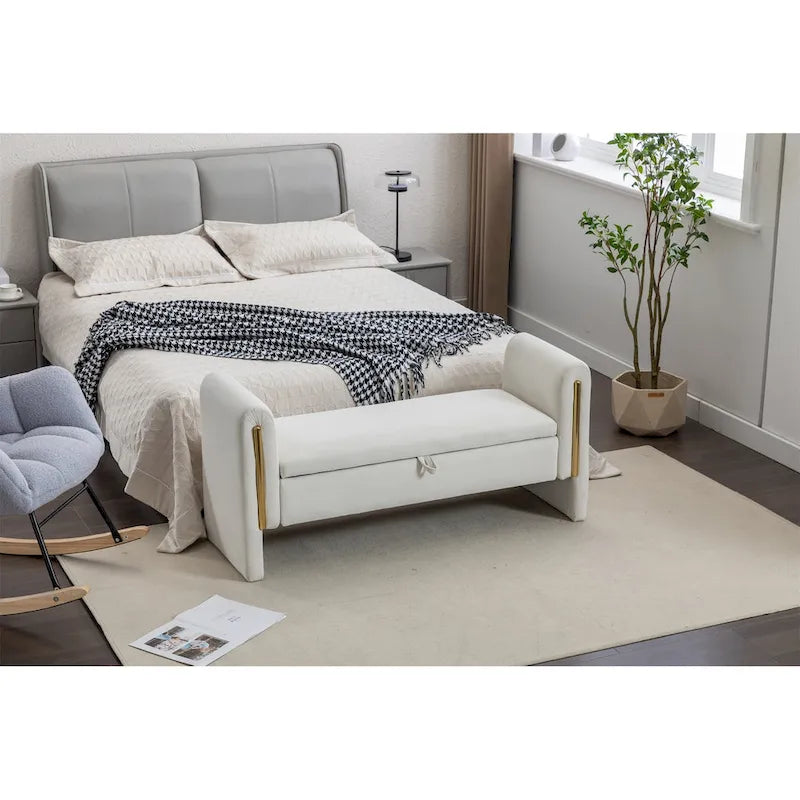 Banc de rangement capitonné en velours avec garniture en métal doré et cadre en bois